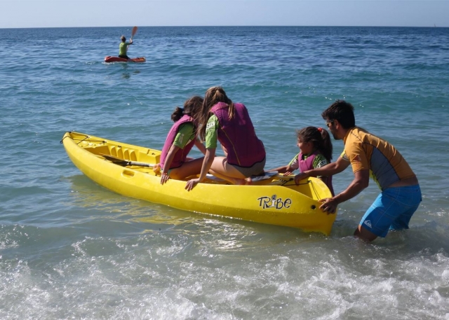 Subiendo al kayak en el campamento de ingles